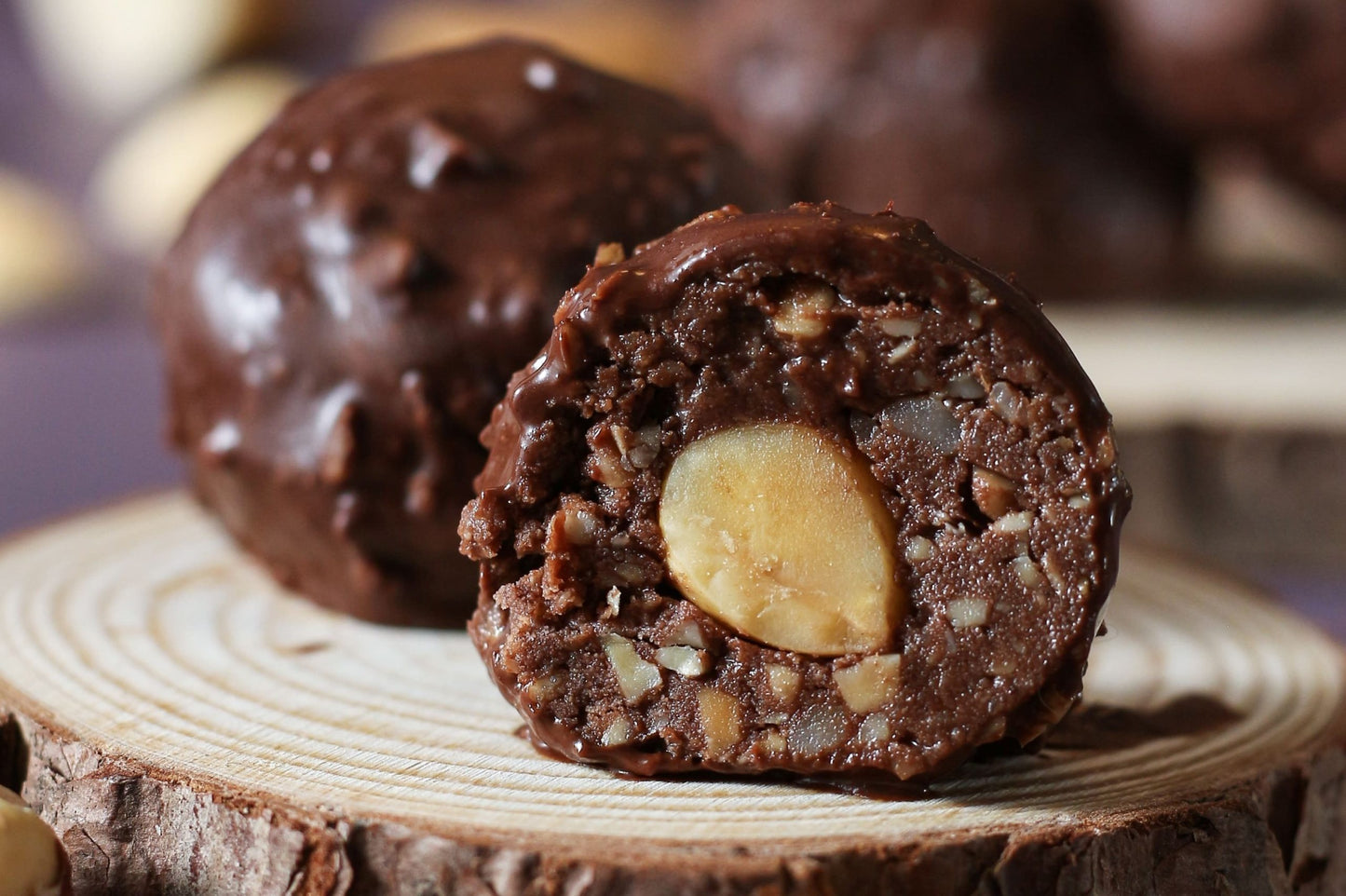 Combo 2 Latas de Bombons do Bem de Avelã (1 Preto e 1 Branco) - (200g cada)